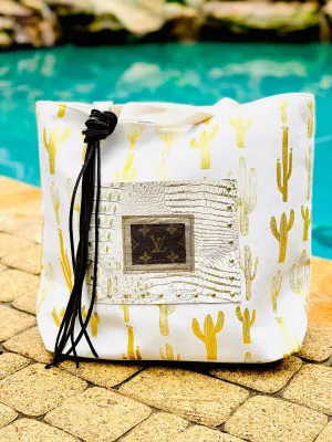 Beach tote in white with gold cactuses