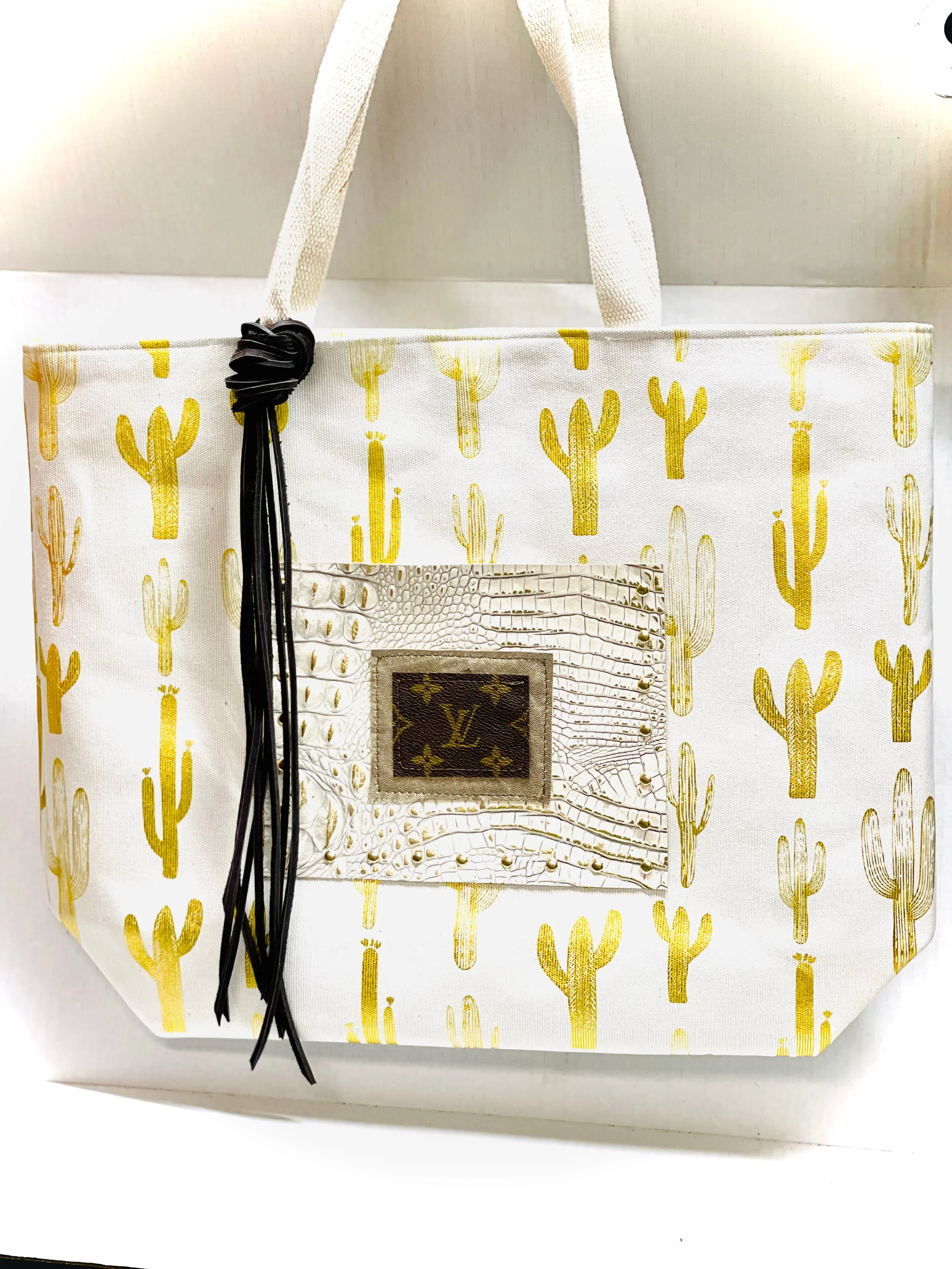 Beach tote in white with gold cactuses